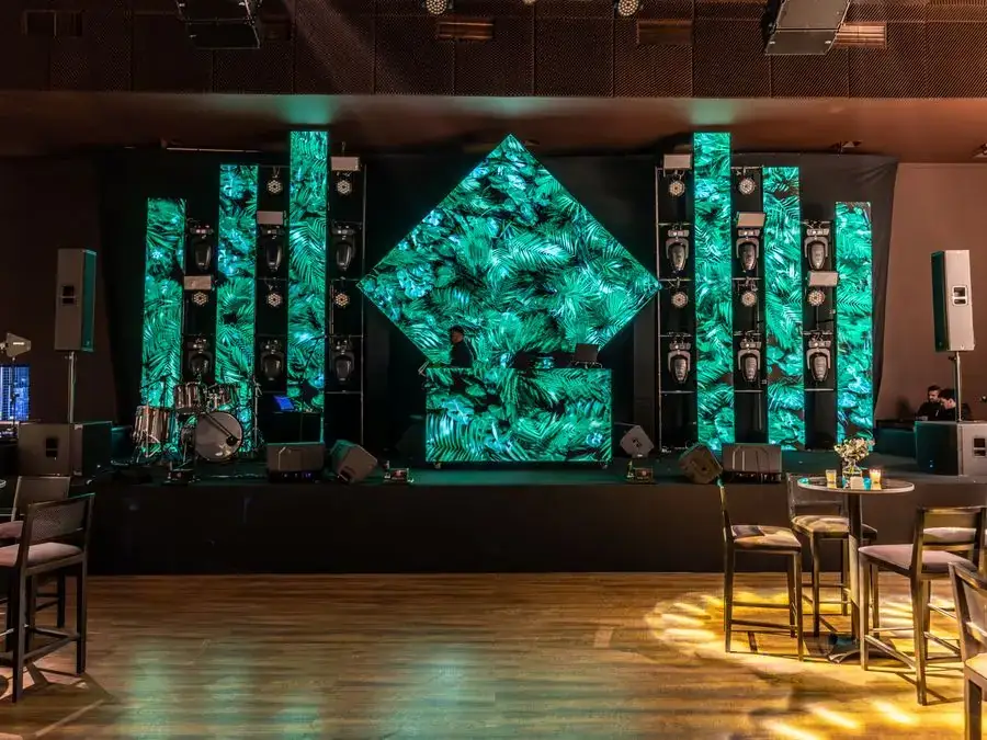 Painel de LED formando o cenário de um palco em ambiente interno
